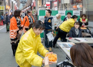 都内の商店街でたんかんまつりを開催し、トップセールスする大和村の伊集院村長（後方左から２人目）ら＝３日、板橋区大山