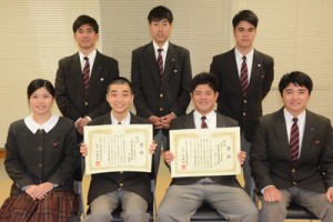 高校生技術・アイデアコンテストで佳作に選ばれた奄美高校の生徒たち＝２月２８日、奄美市名瀬