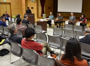 世界自然遺産候補地の課題について意見交換したシンポジウム＝３日、奄美市名瀬