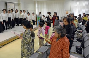 伸びやかな歌声で被災地に思いを寄せるピアノイベントの参加者＝１１日、奄美市名瀬