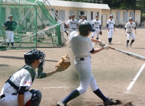 投打で強豪の力を示した東海大付属の選手たち＝２９日、大島高グラウンド