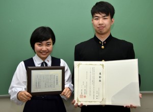 現代学生百人一首で入選した（右から）立山さん、水野さん＝２０日、大島高校