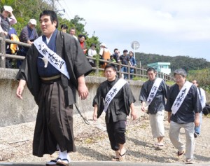 西郷が上陸した場面を住民らが再現した記念祭＝４日、龍郷町