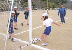 児童生徒１３人中６人が留学生の久賀小中学校。子どもたちの笑い声が響き、地域を元気づけている＝１月３１日、長崎県五島市の久賀島