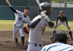 練習試合で交流を深めた東海大学付属札幌高と奄美高の練習試合＝３１日、名瀬運動公園市民球場