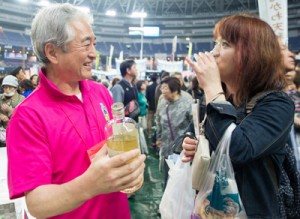 奄美黒糖焼酎を試飲する来場者＝１５日、京セラドーム大阪