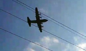 奄美市名瀬朝戸地区上空を低空飛行する米軍機＝３月２７日（児玉拓さん撮影の動画から）