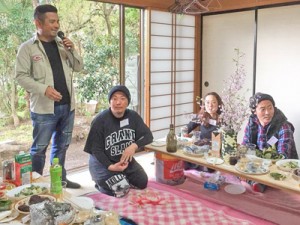 島料理や奄美黒糖焼酎が並んだ会場で花見会を楽しむ東北奄美会の会員ら＝１５日、福島市