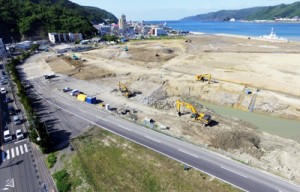 旧商港の護岸や物揚場の撤去工事が進む本港地区。手前は通行止めとなっている仮設道路＝２０日、奄美市名瀬（本社小型無人機で撮影）