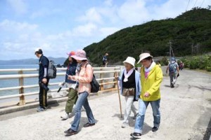 好天の下、歩きながら請島の風景を楽しむウオークラリー参加者ら＝２２日、瀬戸内町請島