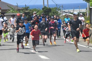 一斉にスタートを切る参加者＝８日、天城町松原