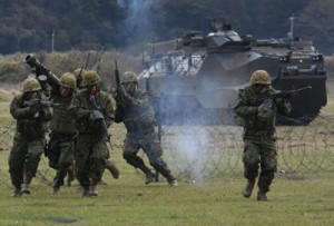 模擬訓練で小銃を手に進む団員＝７日、長崎県佐世保市の陸自相浦駐屯地