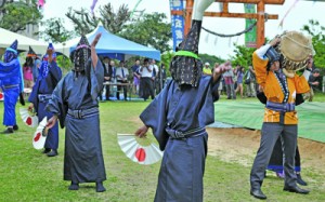 二番組による扇踊り「一度いふて」＝３０日、与論町の地主神社