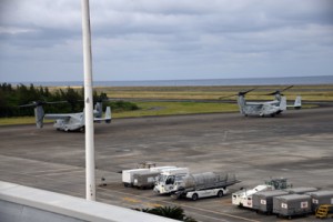 緊急着陸した米軍普天間基地所属のオスプレイ２機＝２５日午後５時半ごろ、奄美市笠利町の奄美空港（読者提供）