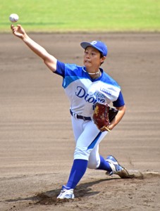 延長九回まで投げ抜いた里綾実投手＝２８日、名瀬運動公園市民球場