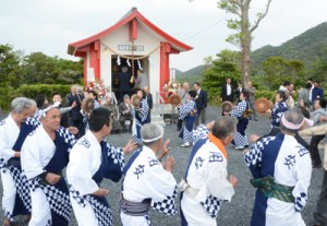 八月踊りで神社再建を祝う地域住民ら＝７日、奄美市笠利町用安