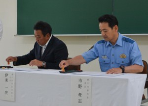 有事の際のドローン活用について協定書を交わした瀬戸内署と瀬戸内建設業協会＝２５日、瀬戸内町