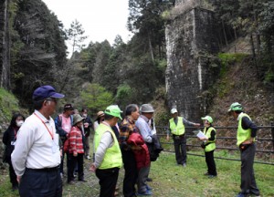 トロッコ道鉄橋の橋脚跡で菊次郎の功績を学ぶ奄美出身者＝１日、さつま町