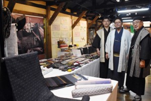大島紬の魅力を知ってもらおうとイベントを企画した織元のメンバー＝３日、鹿児島市