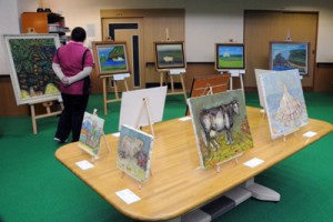 国立療養所奄美和光園で開幕した絵画作品展「ふるさと、奄美に帰る」＝４日、奄美市名瀬和光町  