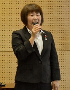 仕事の魅力を語った福崎さん＝３０日、奄美市名瀬のＡｉＡｉひろば    