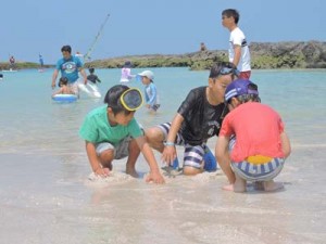 楽しそうに海で遊ぶ子どもら＝２９日、喜界町スギラビーチ