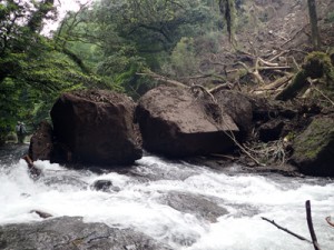 土砂や巨石が流れ込んだ被災後の広河原＝２０１６年４月２０日、菊池市の菊池渓谷（同市提供） 