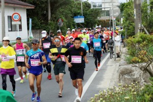 思い思いのペースで喜界路を駆け抜ける出場者＝２２日、喜界町