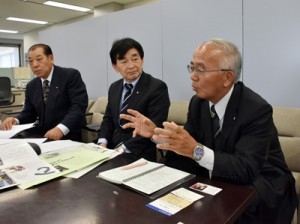 会見で催しの趣旨を語る大久保町長（手前）や四本さん（奥）＝１６日、鹿児島市の県庁