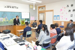 １期生を激励した大島養護学校高等部喜界支援教室の開級と入学を祝う式＝１０日、喜界町