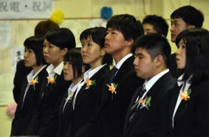 ６８人が決意を新たにした奄美看護福祉専門学校の入学式＝１３日、奄美市名瀬