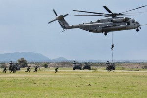 模擬訓練で水陸両用車や米軍機を使って上陸する団員や海兵隊員＝７日、長崎県佐世保市の陸自相浦駐屯地