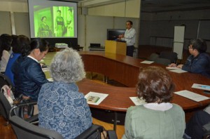 ミニ講座で大島紬の歴史や柄の成り立ちを学ぶ参加者ら＝１６日、奄美市名瀬浦上