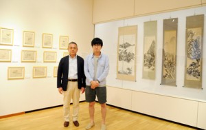 作品展がきっかけで奄美に初来島した（左から）小笠原英司さんと慧さん親子＝３日、奄美市笠利町の田中一村記念美術館