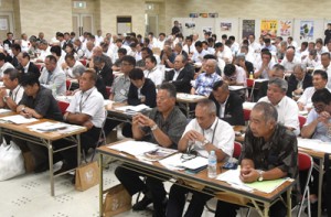 世界自然遺産登録の推進や奄振法の延長などを決議した奄美群島市町村議員大会＝１６日、徳之島町