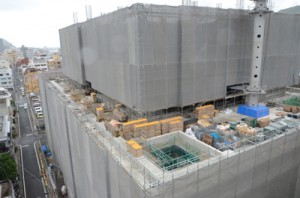 ６階部分の施工が進む奄美市役所建設工事＝４月２５日、同市名瀬幸町