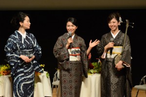 トークショーで奄美ロケの秘話や思いを語る（左から）里アンナさん、二階堂ふみさん＝２０日、奄美市名瀬