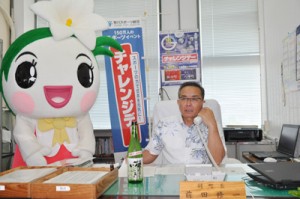 八峰町の森田町長と電話でエール交換する前田副町長＝２２日、和泊町役場