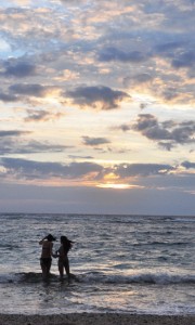 梅雨入り宣言されながら、晴れ間ものぞいた奄美地方＝７日、奄美市名瀬の大浜海浜公園