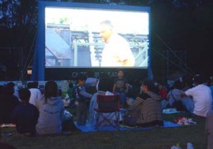 大画面で野外映画を楽しんだ「ソラシネｉｎ徳之島」＝５日、徳之島町畦