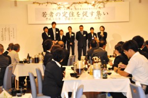 約５０人が出席した奄美看護福祉専門学校の「若者の定住を促す集い」＝２８日、奄美市名瀬