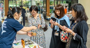 オフィス街での展示即売会で好評を得た奄美群島ブース＝１８日、東京都千代田区