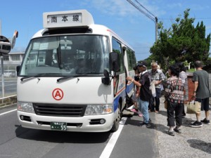 路線バスの旅を楽しむ参加者＝２１日、喜界町赤連