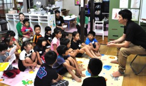 講師の林さん（右）と共に楽しく英語を学ぶ子どもたち＝２６日、和泊町伊延