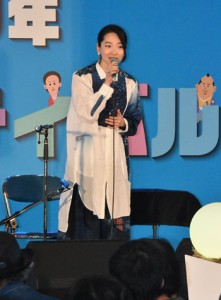 明治１５０年記念のステージライブに出演した里アンナさん＝２６日、鹿児島市の県総合体育館