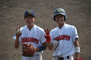 熊本大で活躍する（写真右から）重原さんと白井さん＝４月２９日、熊本県の藤崎台県営野球場（熊元さん提供）