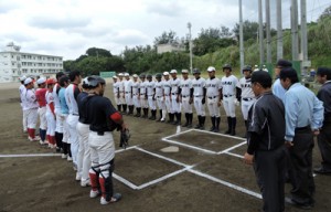 ＯＢと交流戦に臨む喜界ナイン＝３日、喜界高校グラウンド