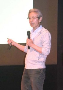 奄美と沖縄の世界自然遺産登録に向けて講演した星野氏＝１３日、徳之島町亀津