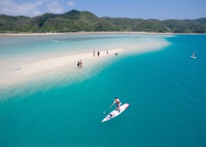 「かくれ浜」で海遊びをする観光客や地域住民ら＝１７日、奄美市笠利町喜瀬