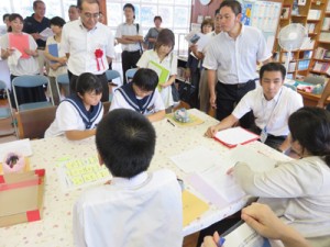 教育関係者らが環境教育の授業を見学した公開研究会＝２８日、龍北中学校